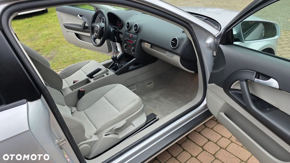 Audi A3 3-drzwiowe 1.6 Attraction - 33