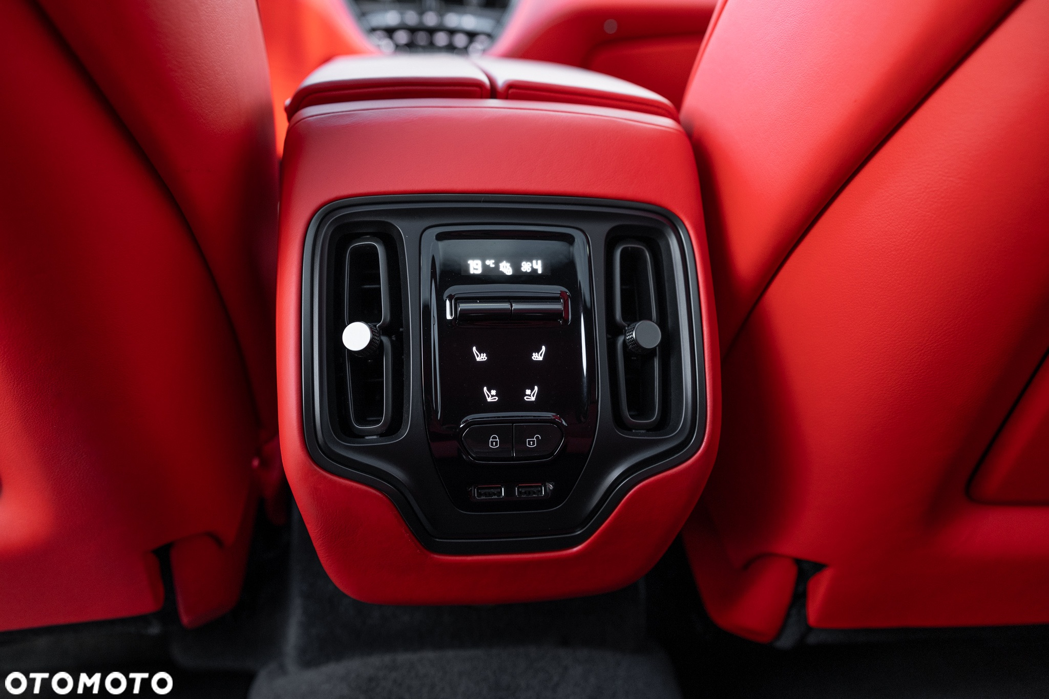 Aston Martin DBX Standard - 32