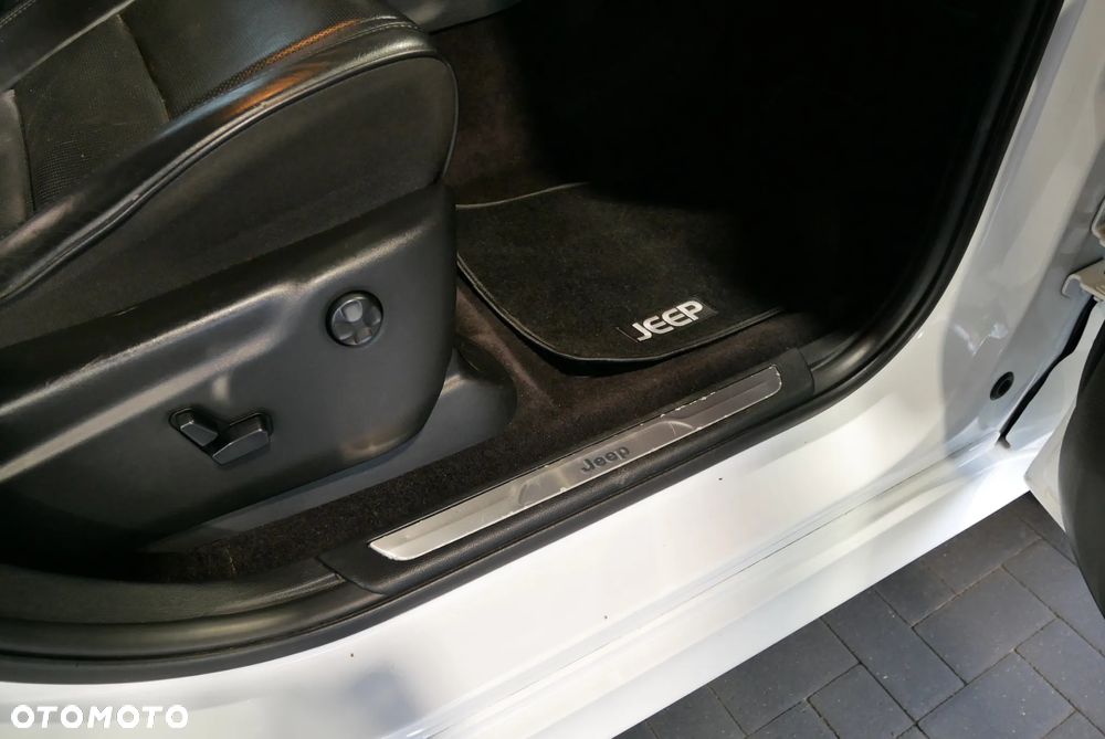 Jeep Grand Cherokee - 29
