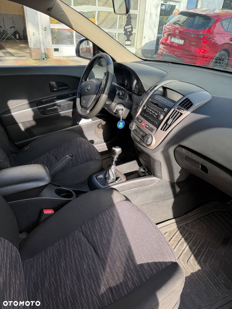 Kia Ceed - 11