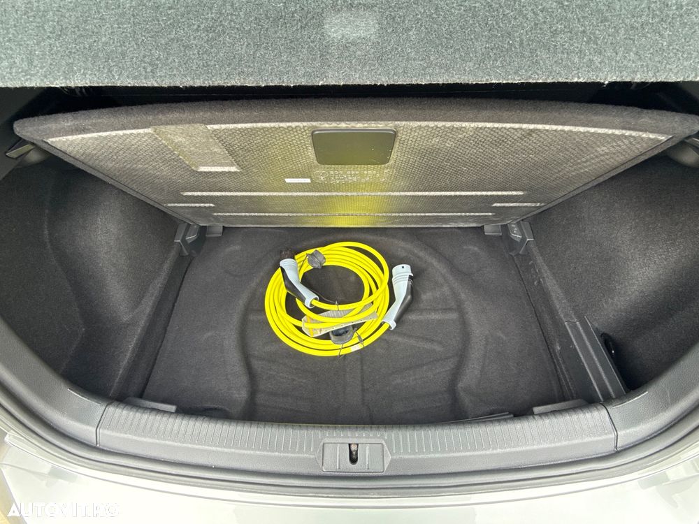Volkswagen e-Golf - 33