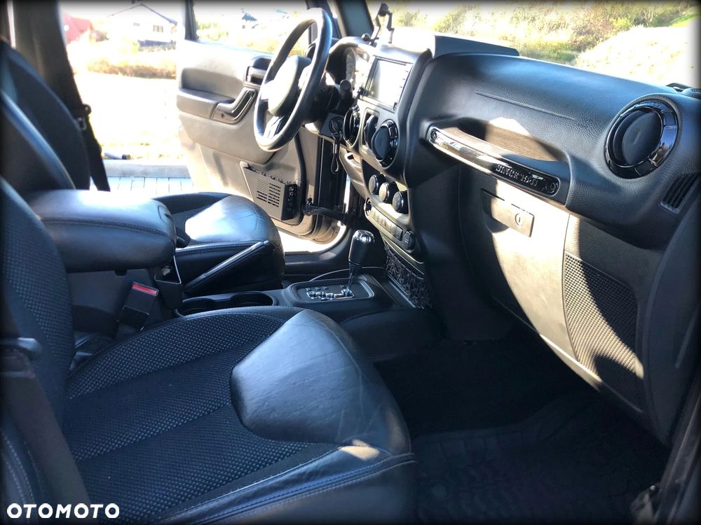 Jeep Wrangler 3.6 Unlim Sahara - 24