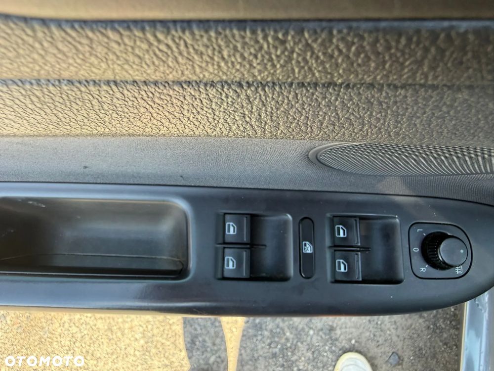 Volkswagen Golf Plus 1.9 TDI DSG United - 17