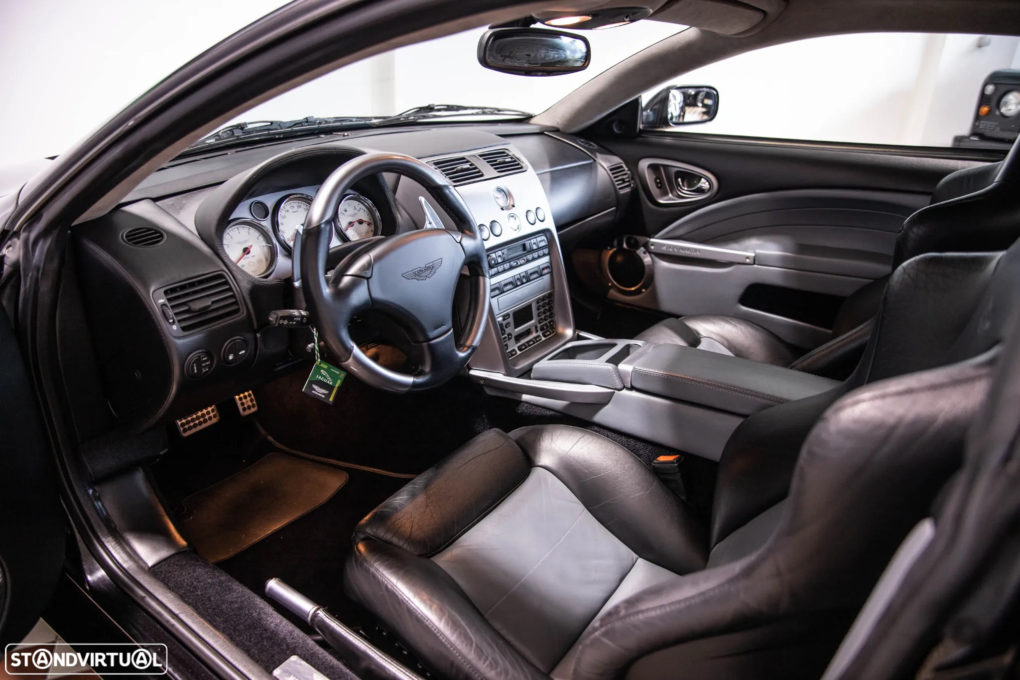 Aston Martin Vanquish - 15