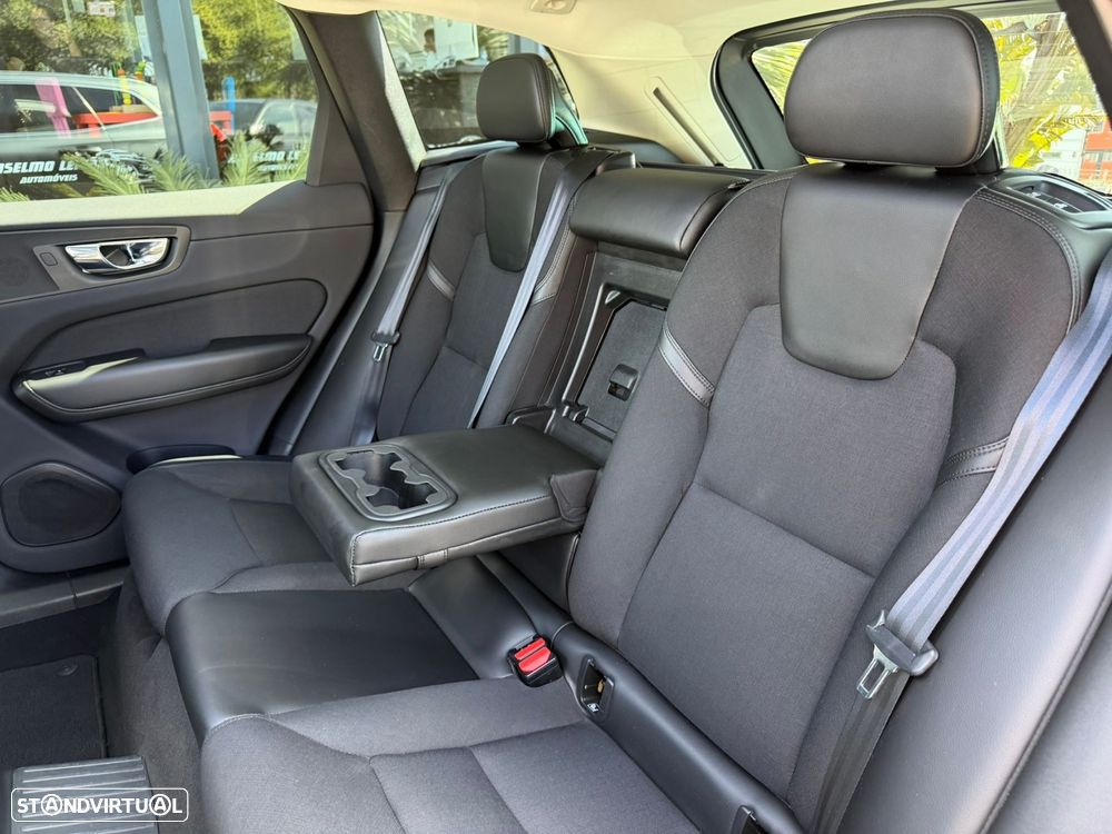 Volvo XC 60 2.0 T8 PHEV Momentum Plus AWD - 25