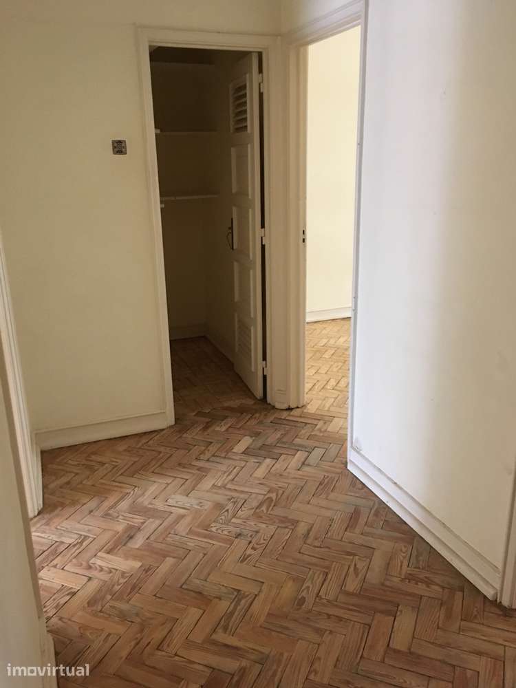 Apartamento T2 na Av. Almirante Reis, totalmente recuperado. - Grande imagem: 2/14