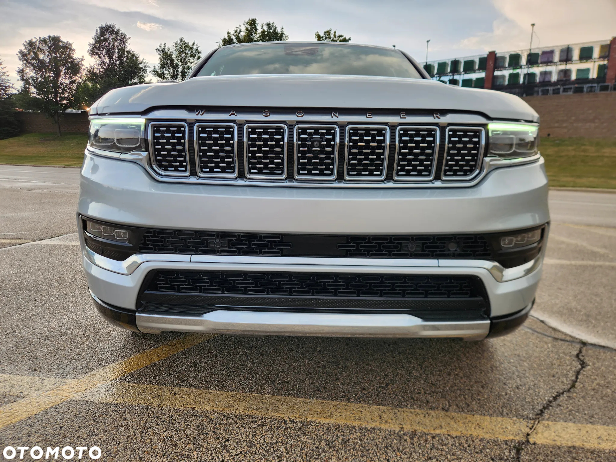 Jeep Grand Wagoneer - 13