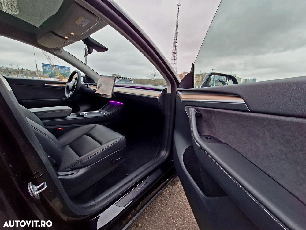 Tesla Model Y Long Range Dual Motor AWD - 10