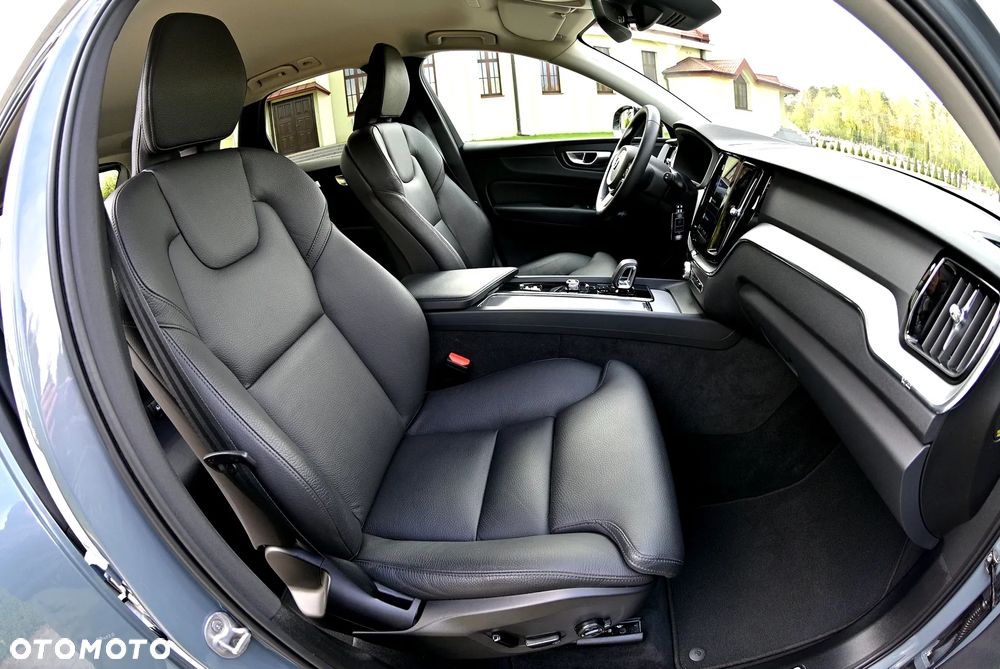 Volvo XC 60 B4 D Plus Dark - 17