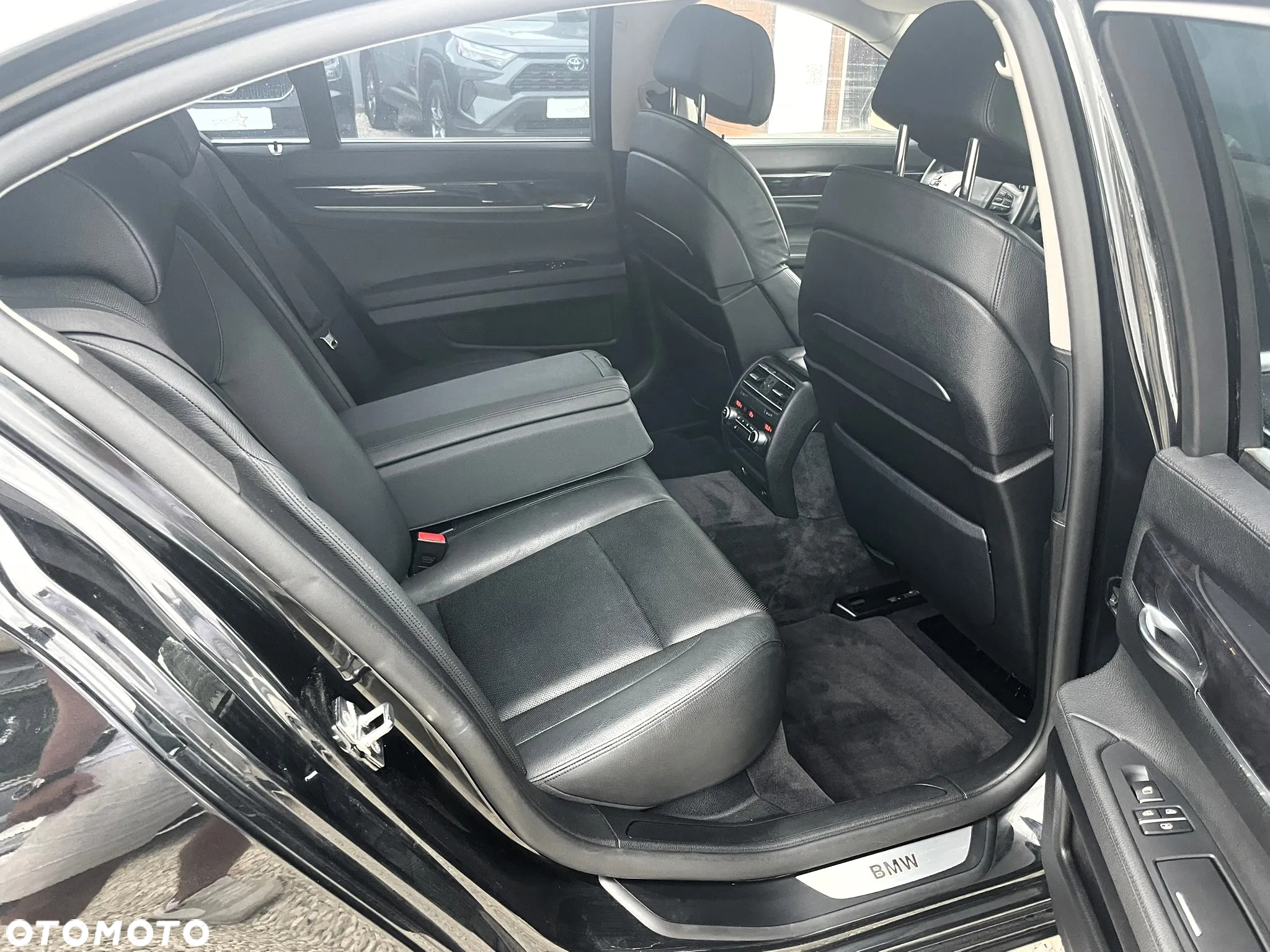 BMW Seria 7 750i - 12