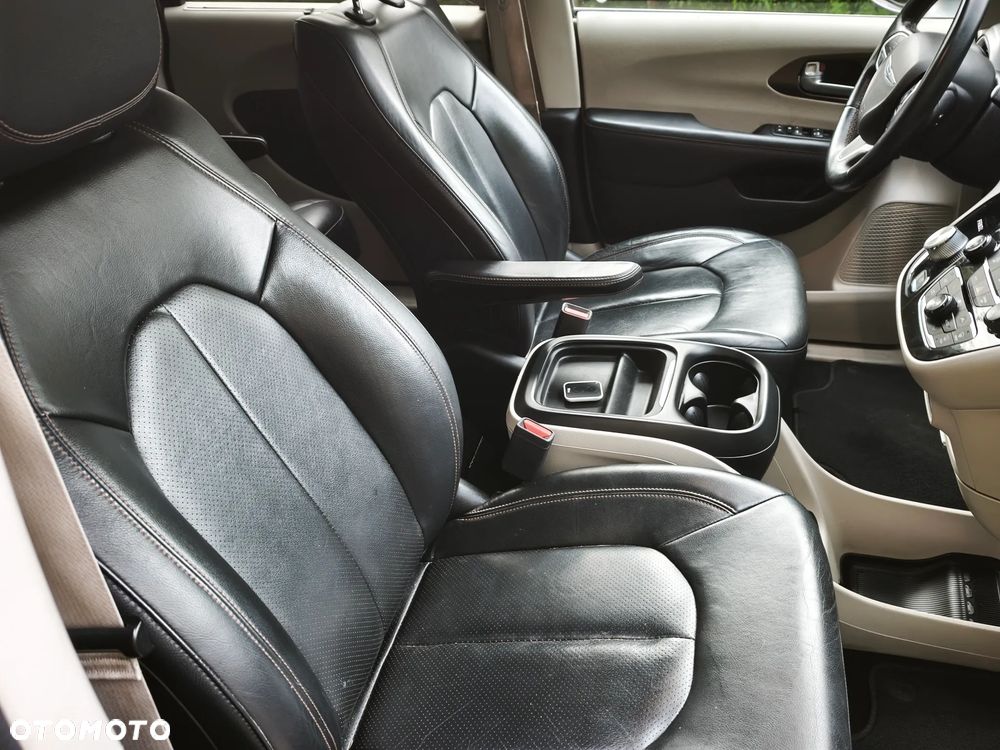 Chrysler Pacifica - 16