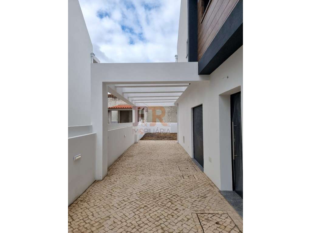 Moradia Geminada Triplex T3+1 Fernão Ferro - Grande imagem: 3/34