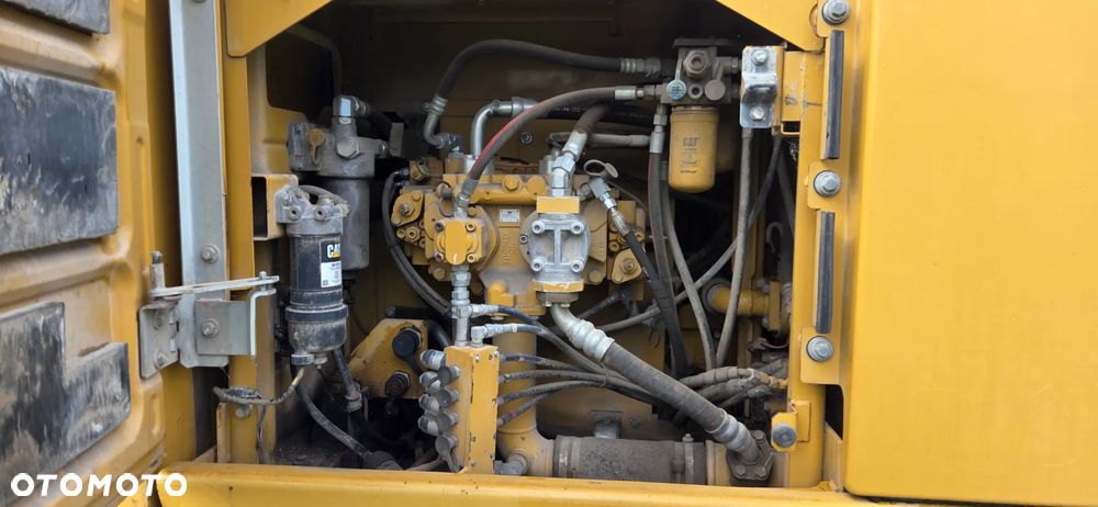 Caterpillar 323E - 16