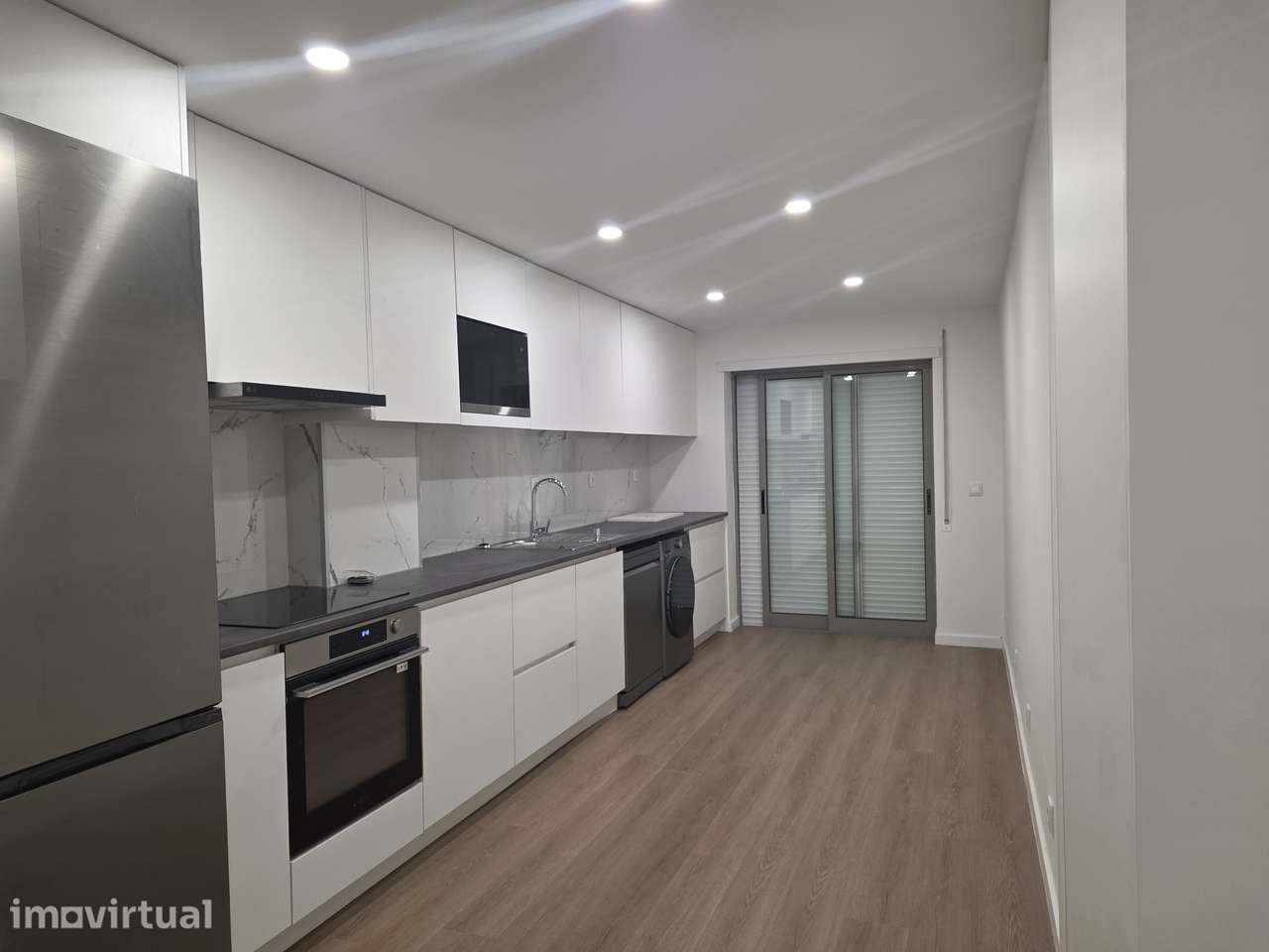T3 totalmente remodelado | 126 m² | Garagem fechada | Pronto a habitar - Grande imagem: 4/28