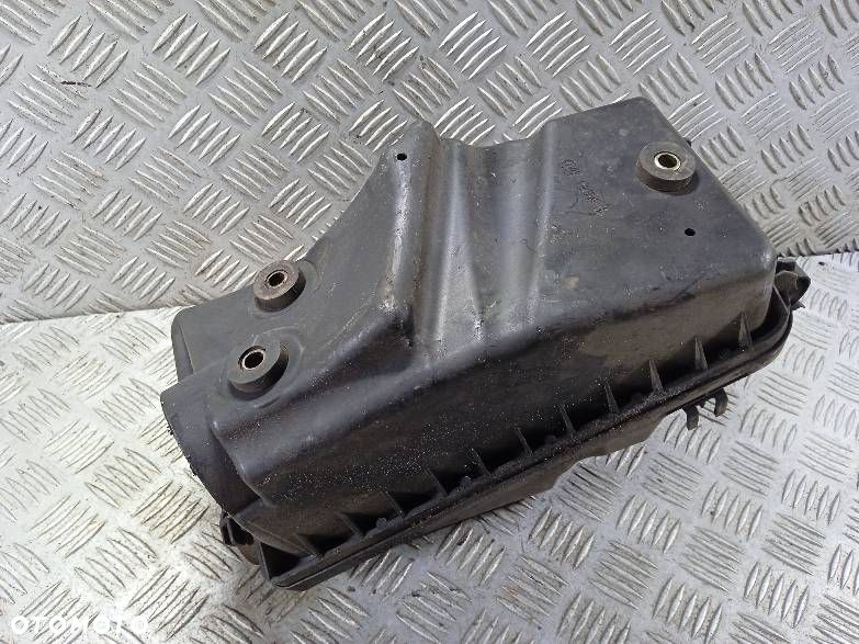 OBUDOWA FILTRA POWIETRZA TOYOTA AVENSIS T25 - 2