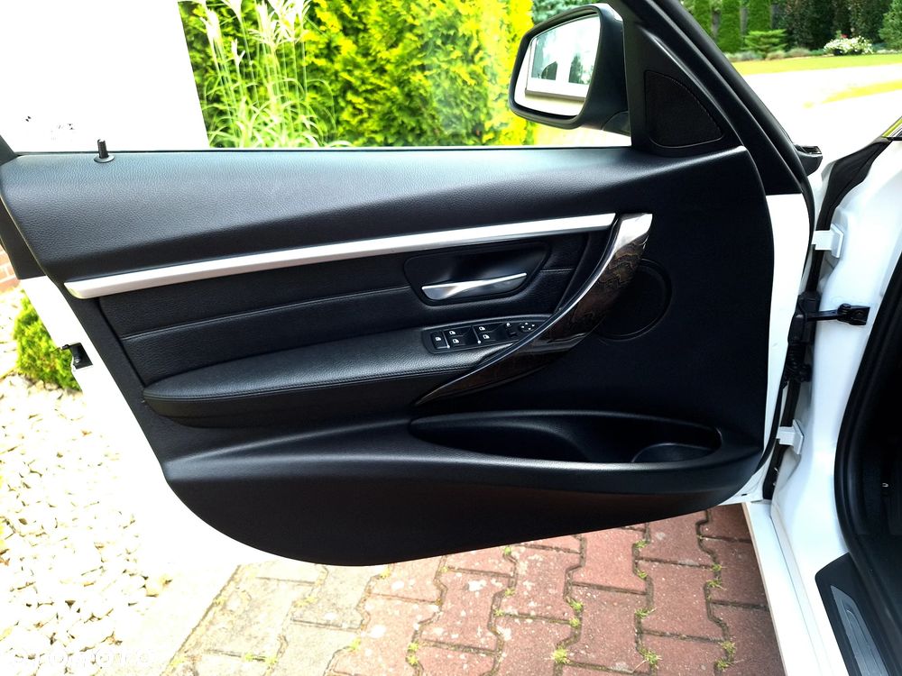 BMW Seria 3 320i Luxury Line - 17