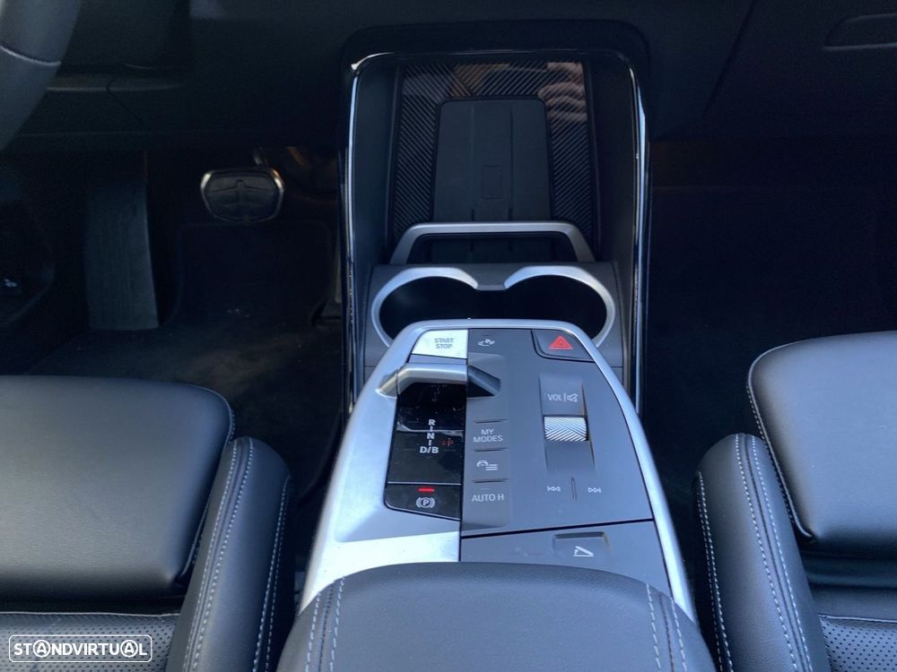 BMW iX1 eDrive20 Pack Desportivo M - 14