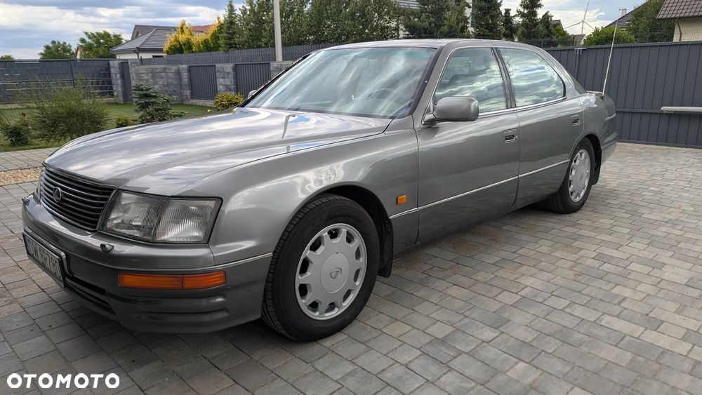 Lexus LS II (1995-2000), 1995