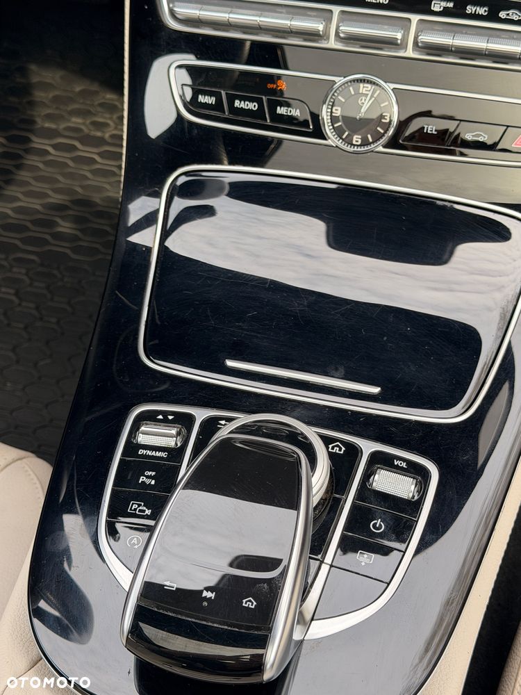 Mercedes-Benz Klasa E 300 9G-TRONIC AMG Line - 18
