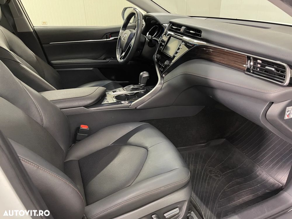 Toyota Camry 2.5 Hybrid Business - 10