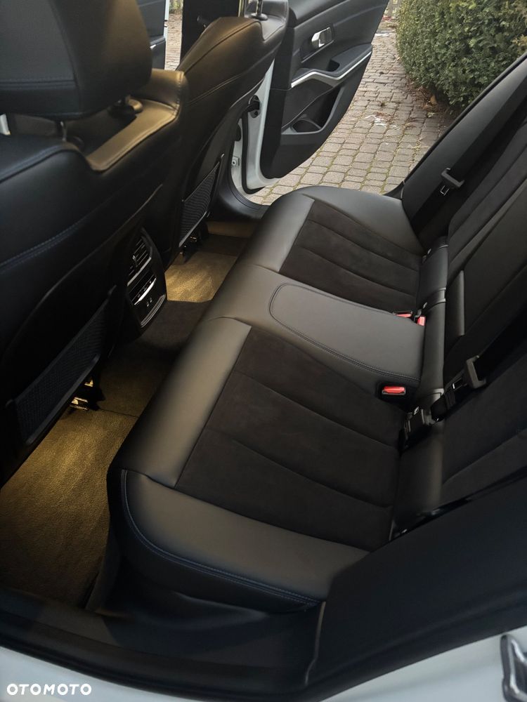 BMW Seria 3 330i xDrive - 28