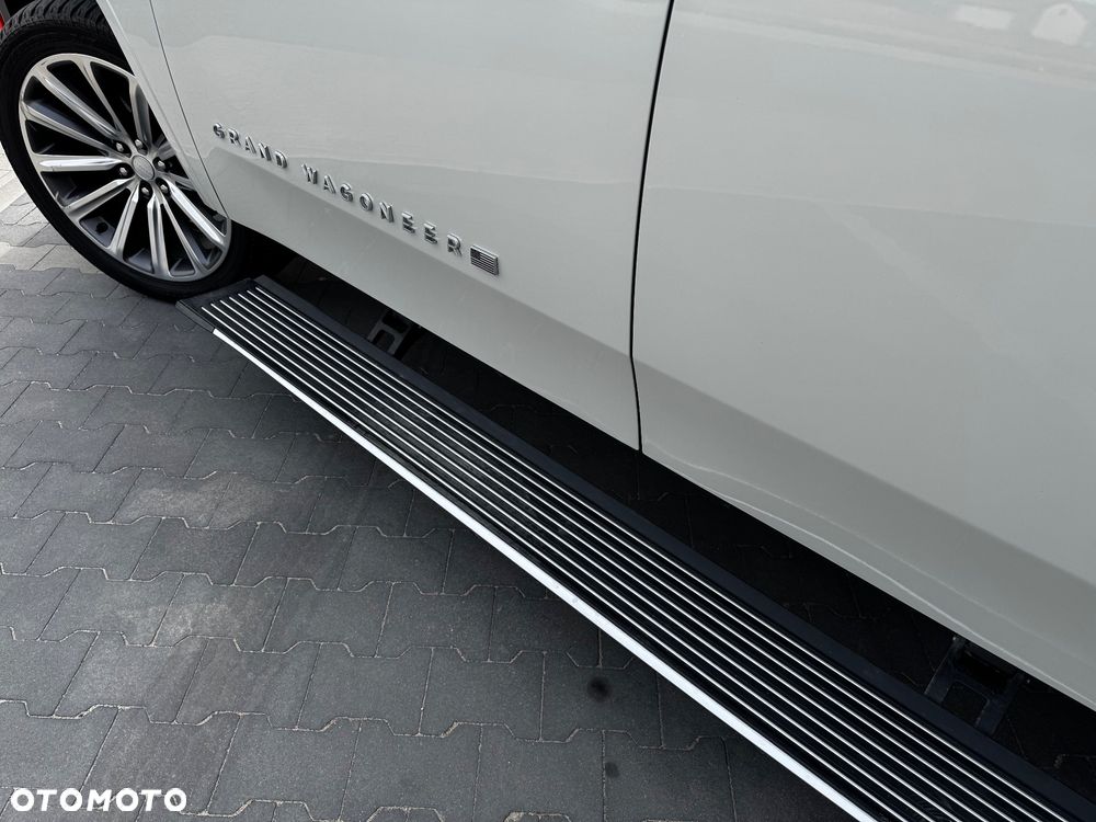 Jeep Grand Wagoneer - 37