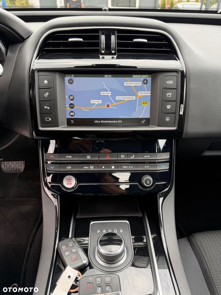 Jaguar XE 20t Prestige - 32