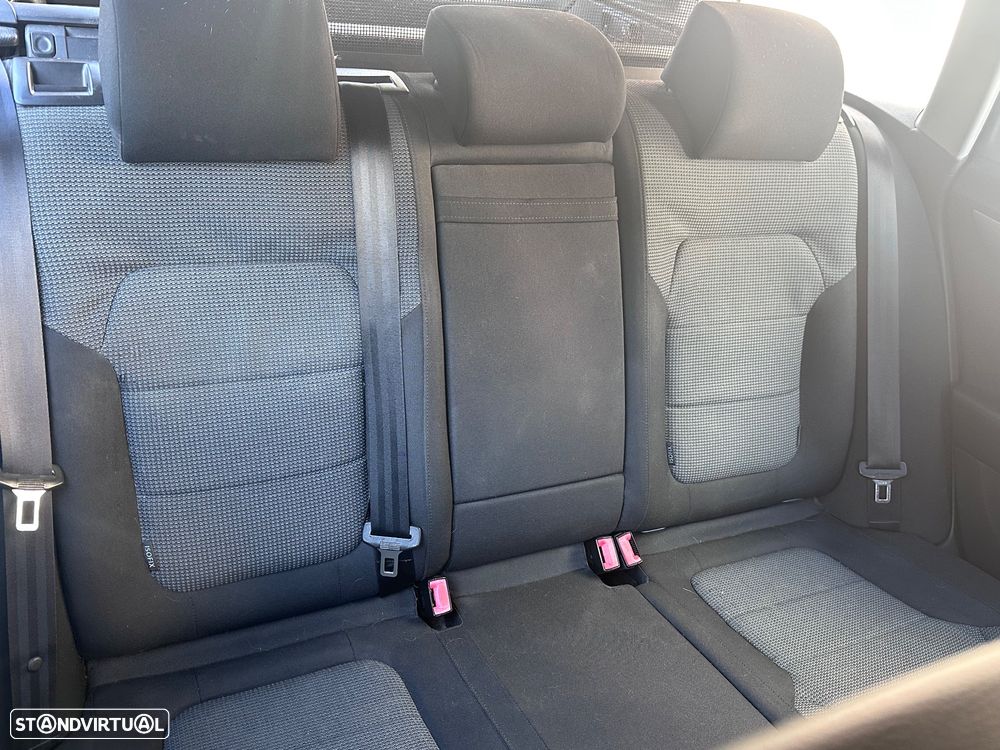 VW Passat Variant 1.6 TDI BlueMotion - 23