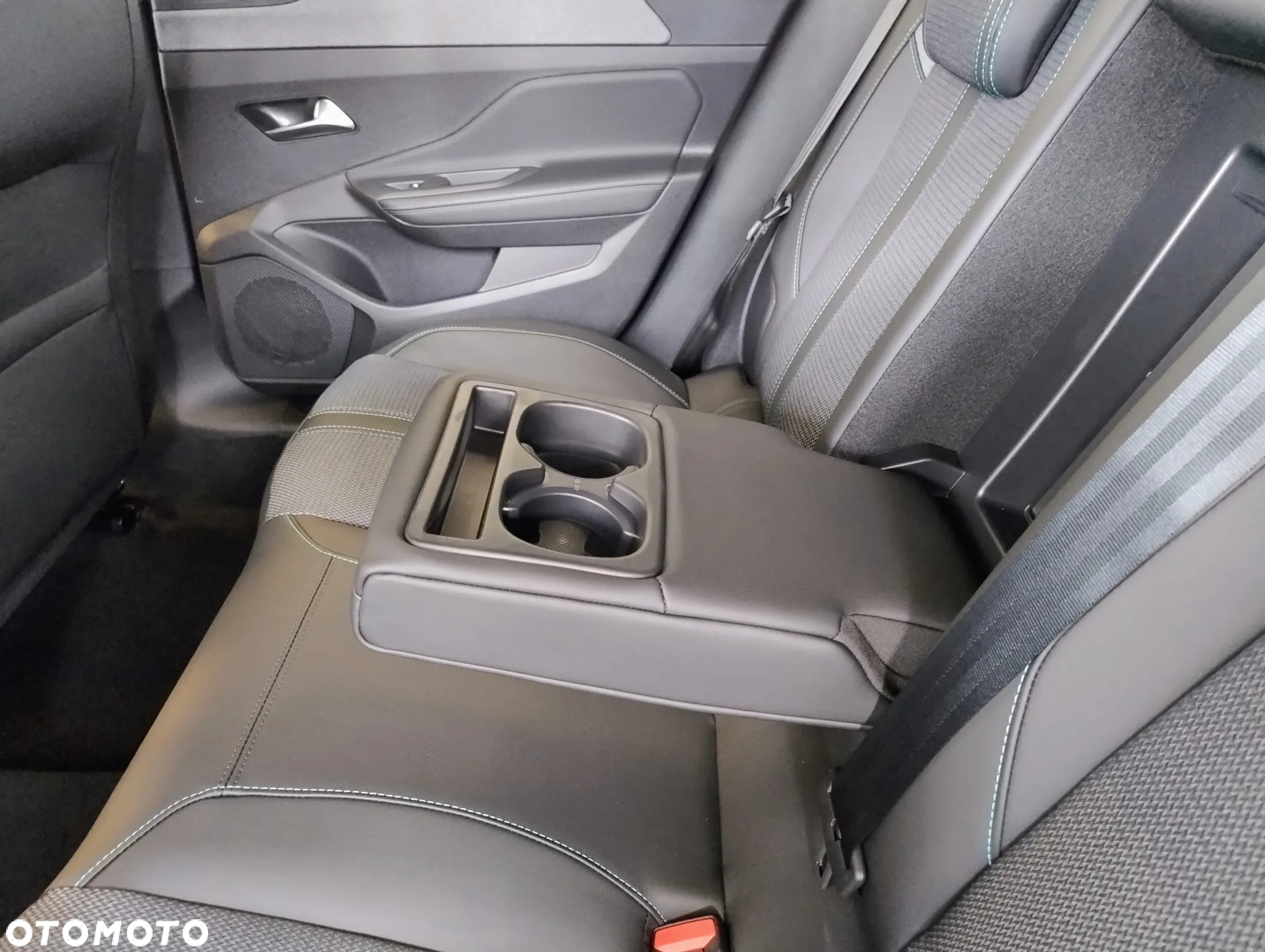 Peugeot 408 - 36