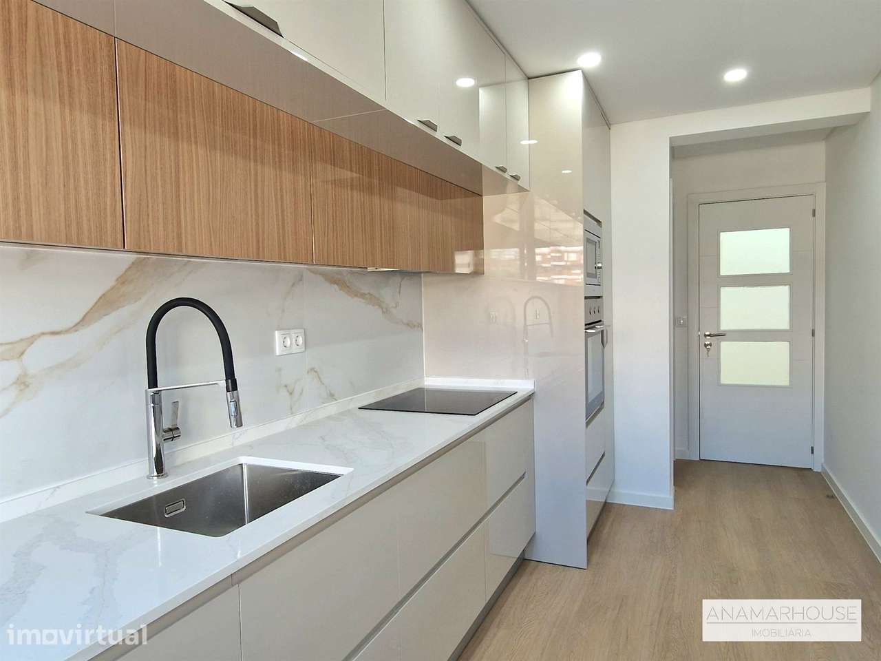 T2 Remodelado com varanda, perto da Urbanização Villa Park,Amadora