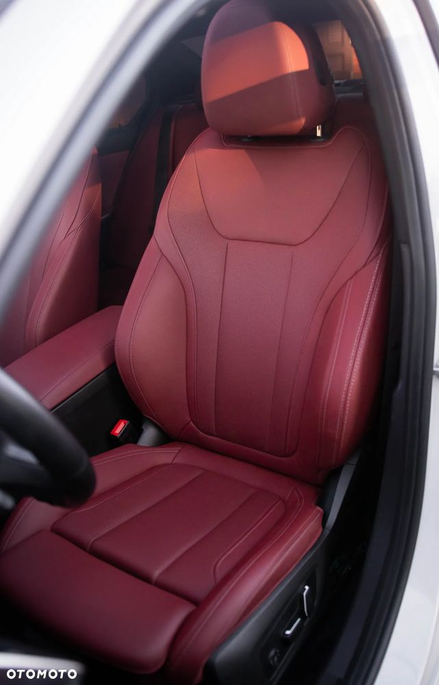 BMW Seria 3 330i xDrive M Sport - 32