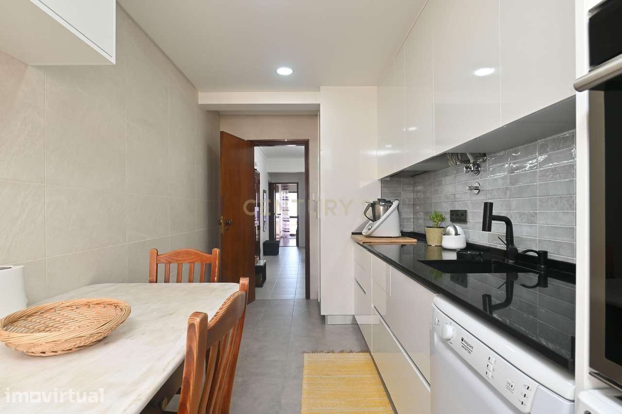 Apartamento T3 semi-remodelado, luminoso e pronto a habitar, na Rincho - Grande imagem: 2/28