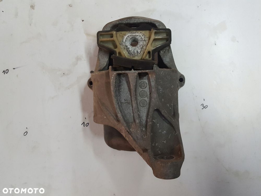 AUDI A4 B9 8W 15-18r 1.4 TFSI PODUSZKA SILNIKA LEWA 8W0199371BR - 1