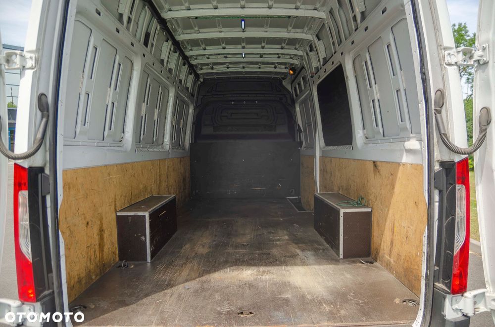 Mercedes-Benz Sprinter - 12