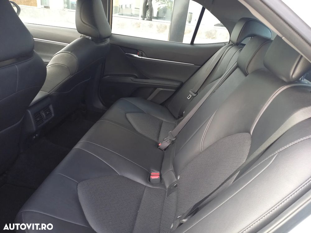 Toyota Camry 2.5 Hybrid Business - 11