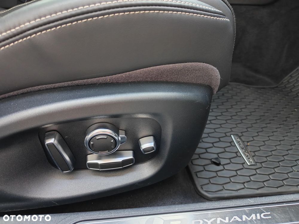 Jaguar XE 2.0 D180 AWD R-Dynamic SE - 14