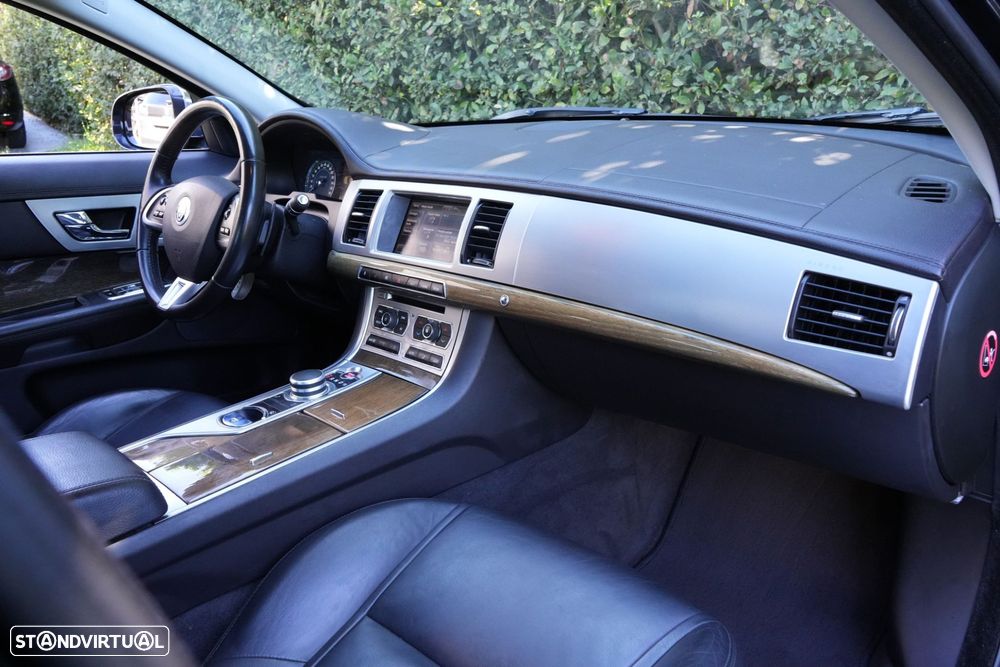 Jaguar XF 2.2 D Luxury - 30