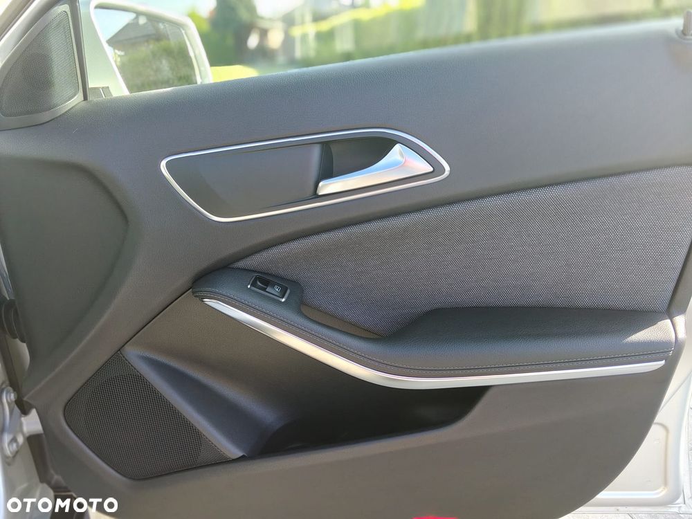 Mercedes-Benz GLA 200 7G-DCT - 23