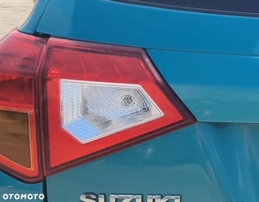 SUZUKI VITARA II 16r LAMPA W KLAPĘ LEWY TYŁ TYLNA - 1