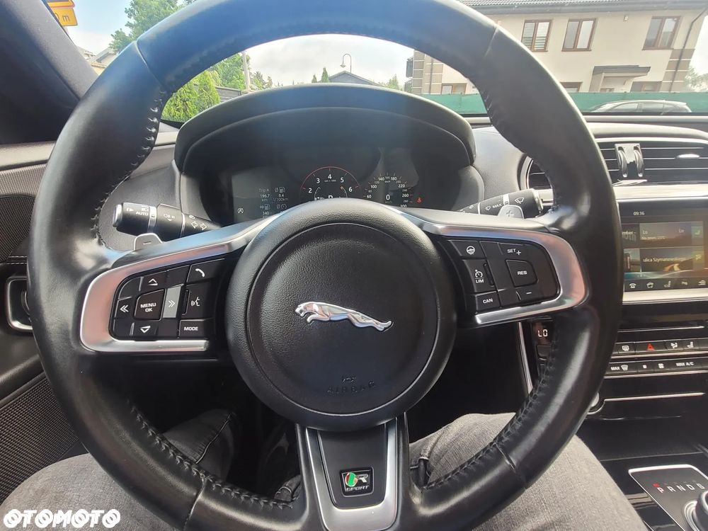 Jaguar XE 2.0 T R-Sport - 8