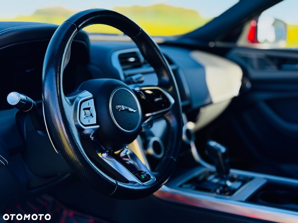Jaguar XE 2.0 P300 AWD R-Dynamic S - 24