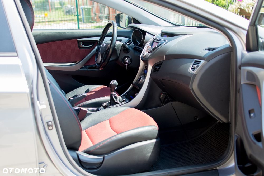 Hyundai Elantra 1.6 Style - 12