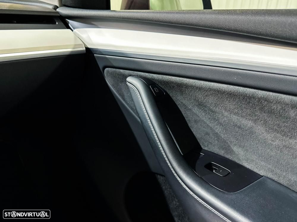 Tesla Model Y Standard - 32