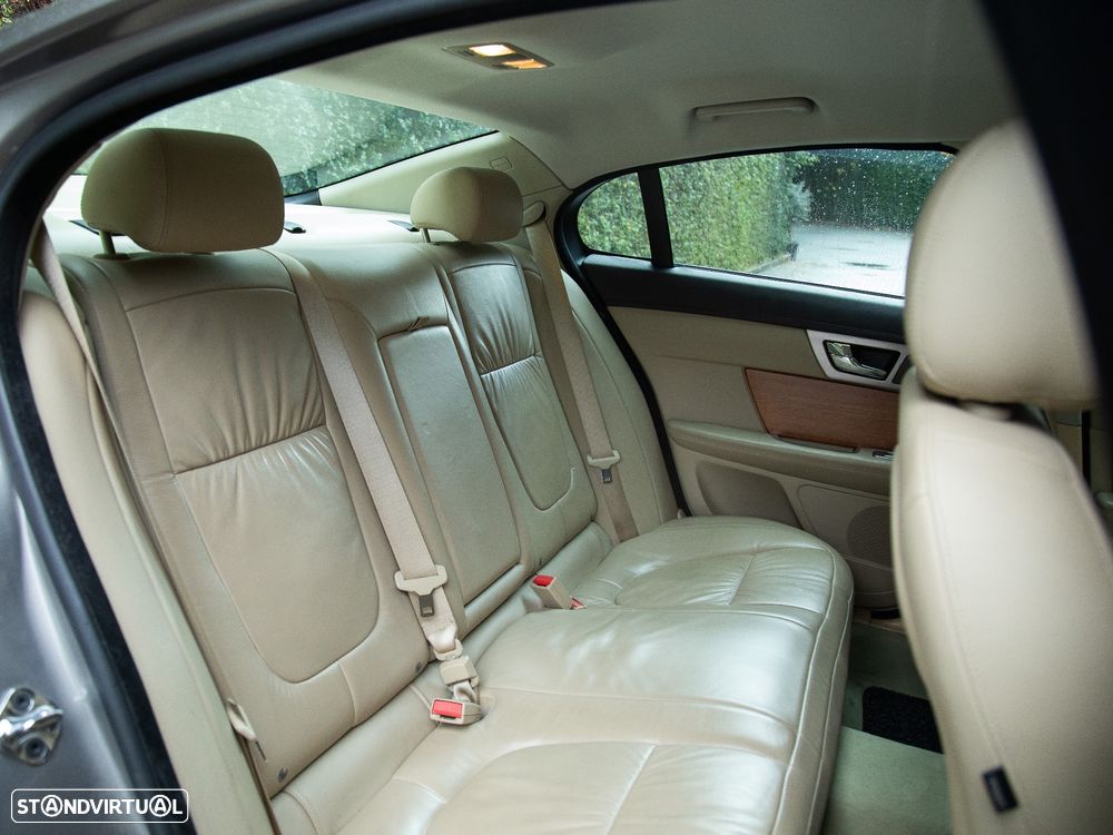 Jaguar XF 2.7 D V6 Luxury - 18