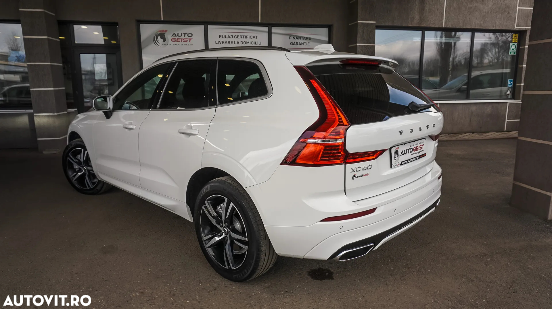 Volvo XC 60 D4 AWD Geartronic RDesign - 32