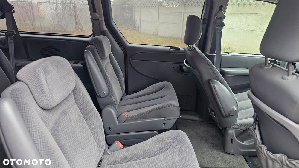 Chrysler Town & Country - 22