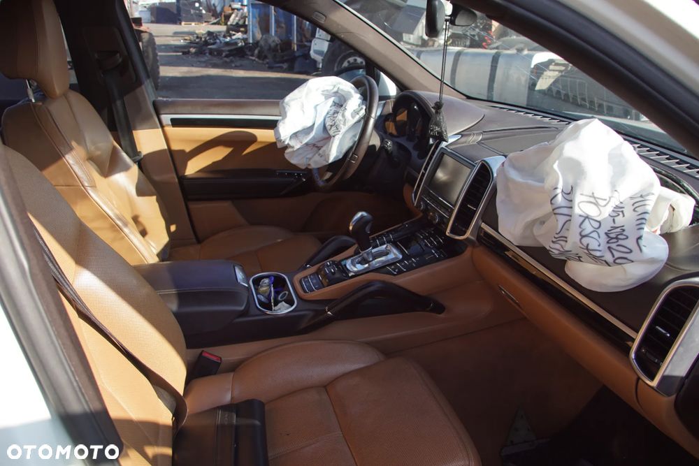 Auto na części - Porsche Cayenne II 3.0 D 239 KM CASA A5904 LR9A 2011R Silnik Skrzynia Drzwi Klapa Błotnik Lampa Lusterko Szyba Klamka Deska Kokpit Sterownik Moduł Czujnik Licznik Kierownica Wyświetlacz Panel - 12