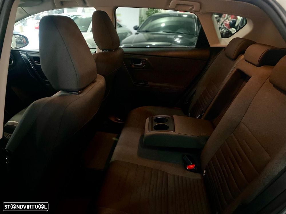 Toyota Auris 1.6 D-4D Exclusive - 10