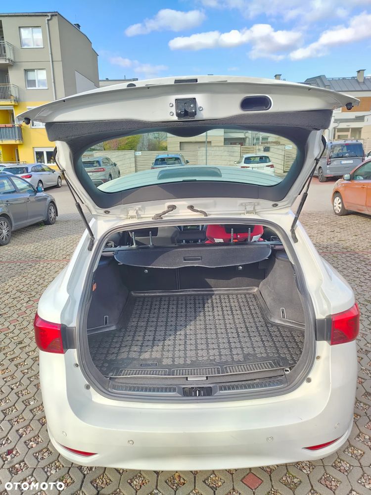 Toyota Avensis 1.8 Active - 14