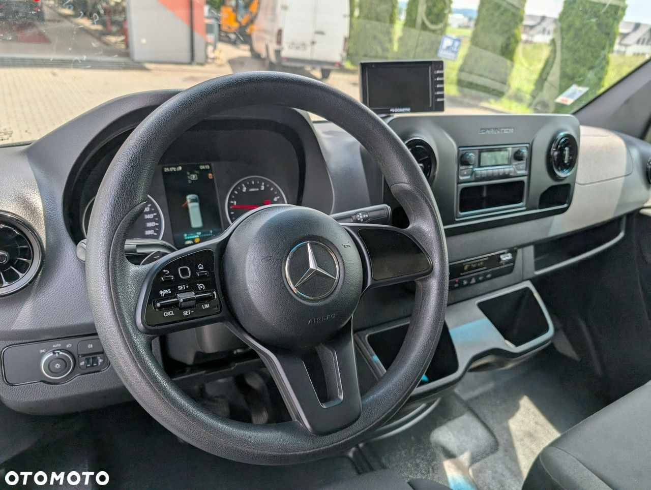 Mercedes-Benz Sprinter - 12